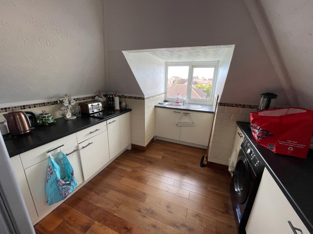 Lot: 82 - TOP FLOOR FLAT FOR INVESTMENT -